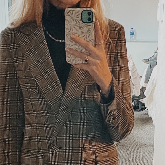 Green and cream iPhone 11 case - Picture 2 of 3